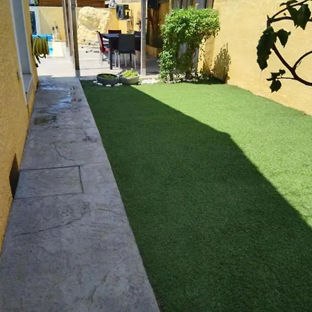 L'echappee Belle De Thau * פרונטיניאן